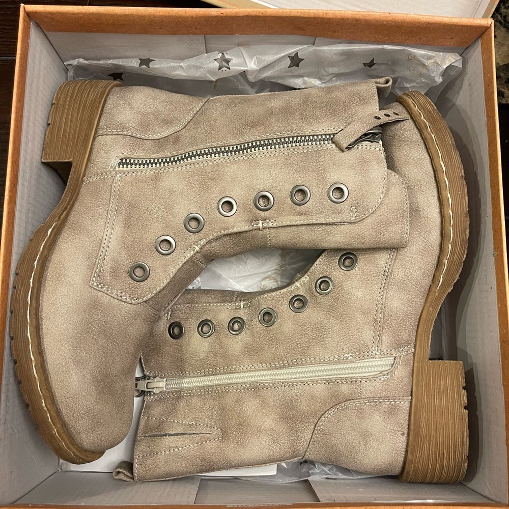 Very G Whitely Ankle Boot, Cream, Brand New, Size 6